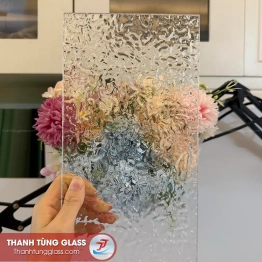 Kính đúc vân mây