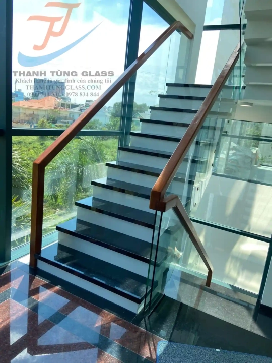 Lan can cầu thang kính cường lực có tay vịn cao cấp 3D