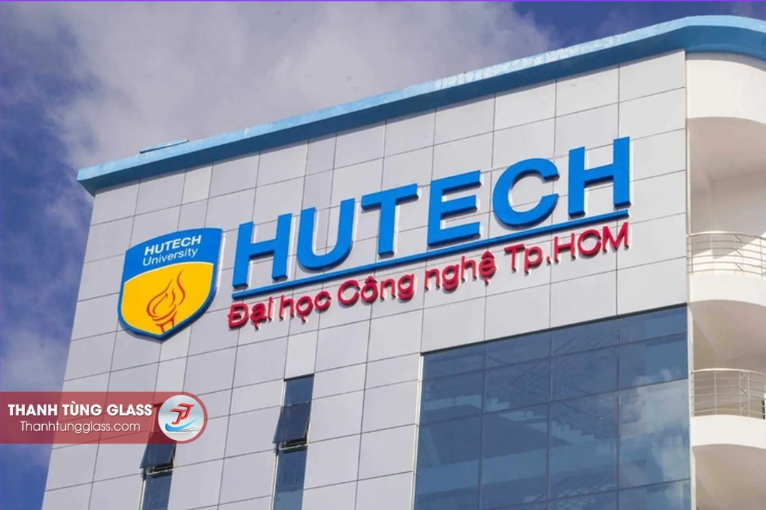  Tòa nhà Trường Đại học HUTECH – công trình thi công vách kính do Thanh Tùng Glass thực hiện