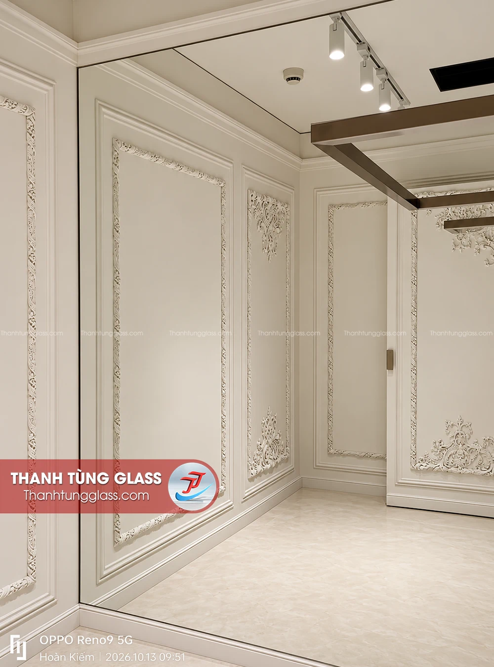 Gương lớn tại khu vực thử đồ