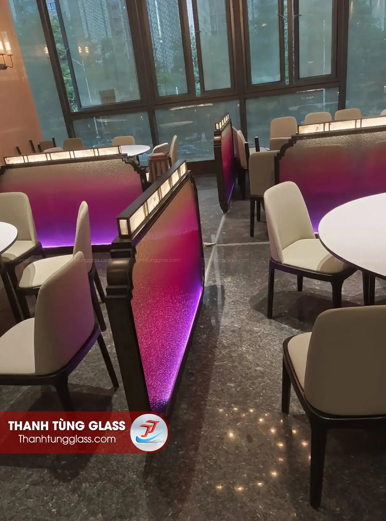 Kính đúc ghép PET được bố trí giữa các khu vực bàn ăn