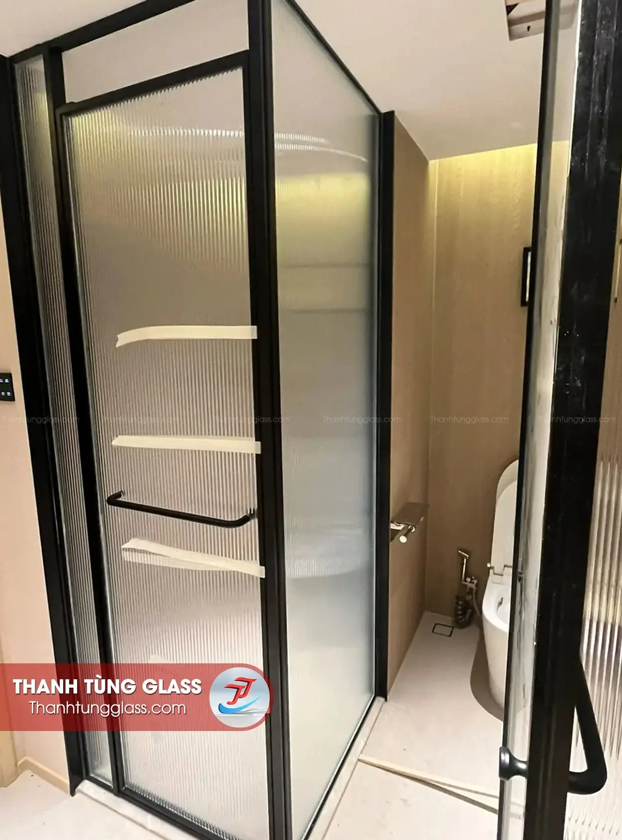 Phòng tắm kính sọc nhôm Slim