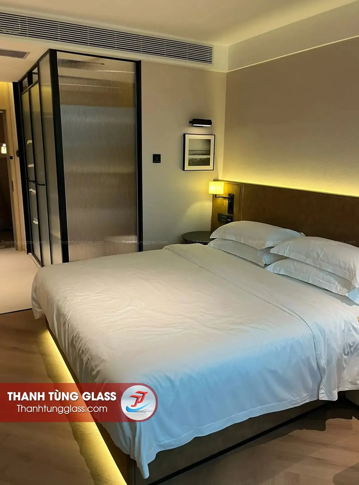 Không gian từ giường ngủ nhìn phòng tắm