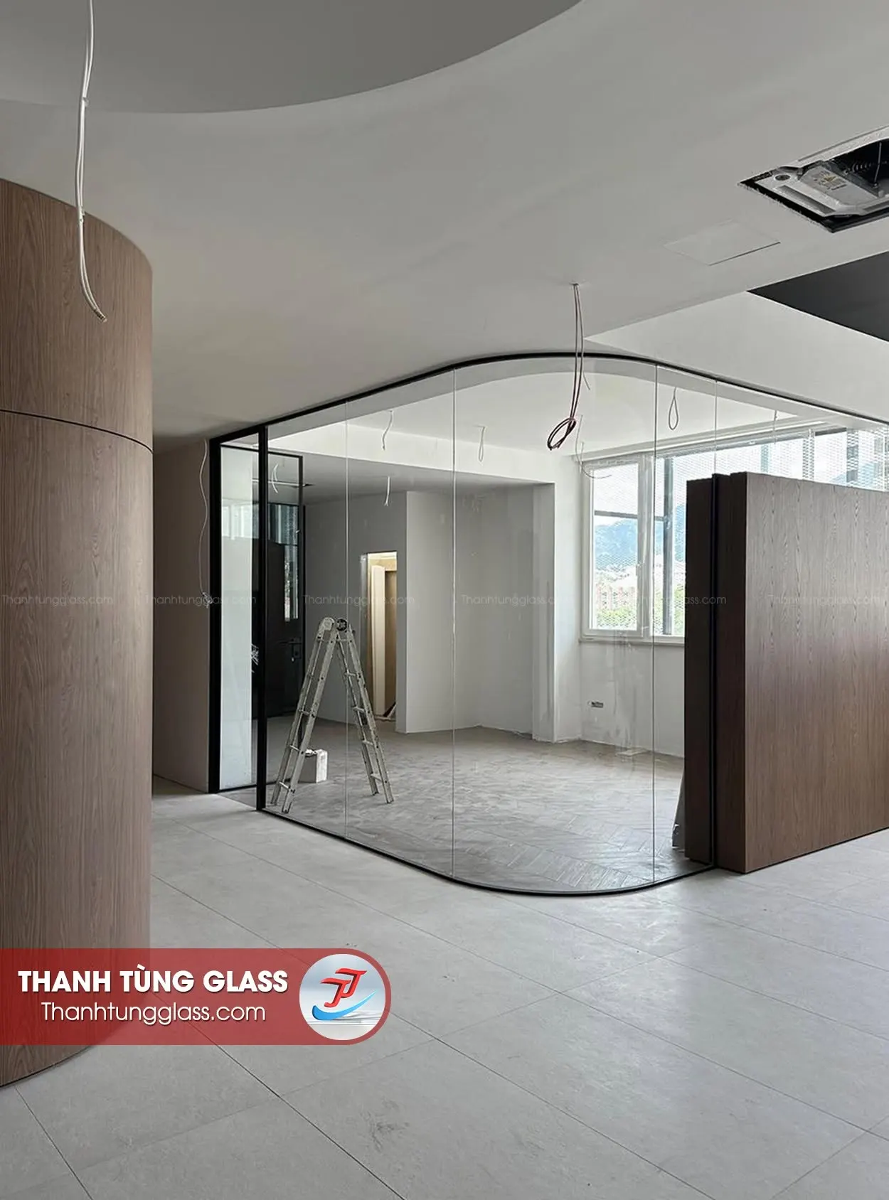 Vách kính uốn cong