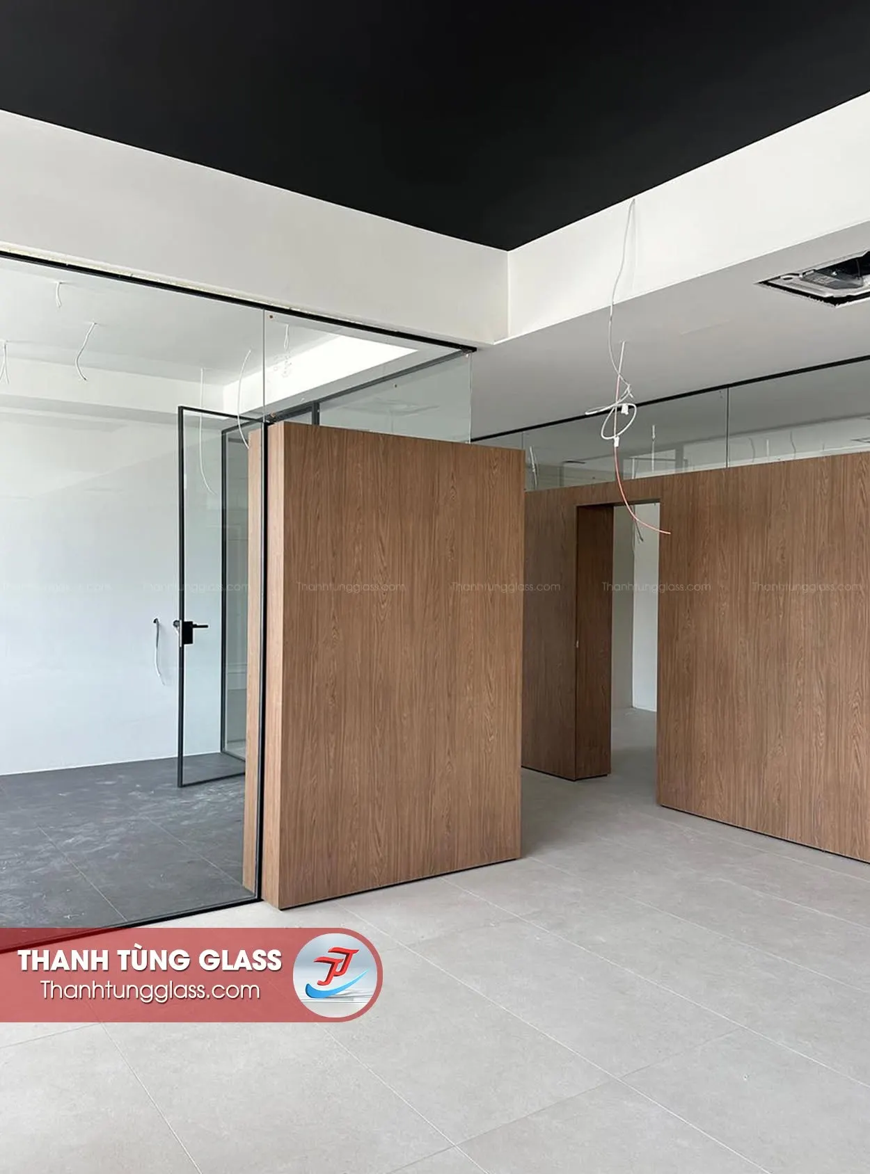 Vách kính kết hợp với phần gỗ