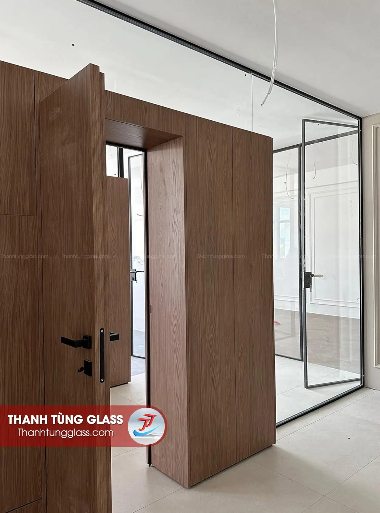 Cửa kính và cửa gỗ kết hợp với vách kính 