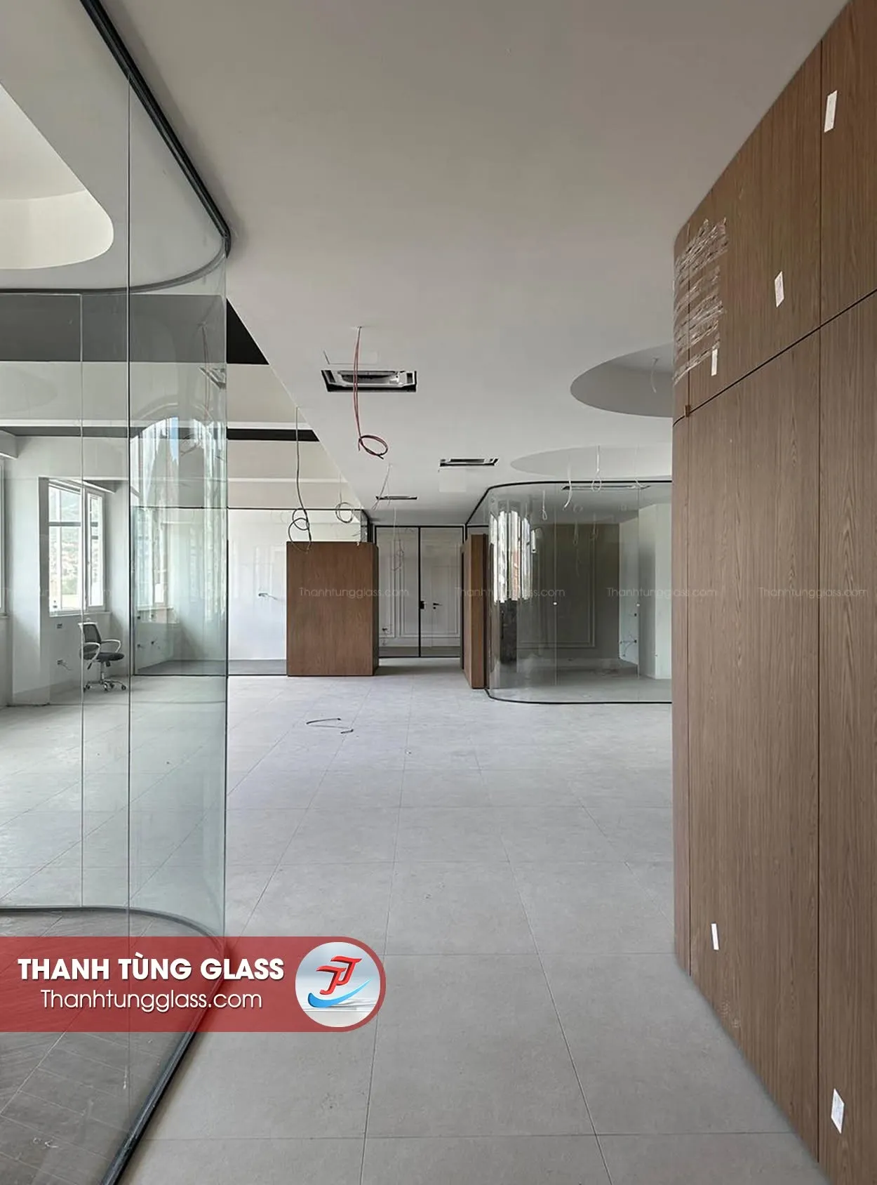 Hoàn thiện vách kính uốn cong