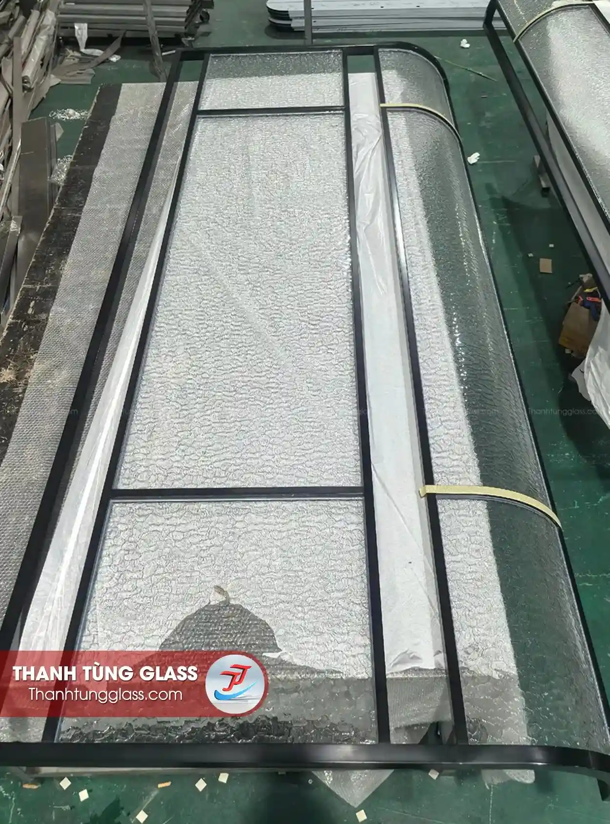 Vách kính đúc vân đá được gia công tại xưởng