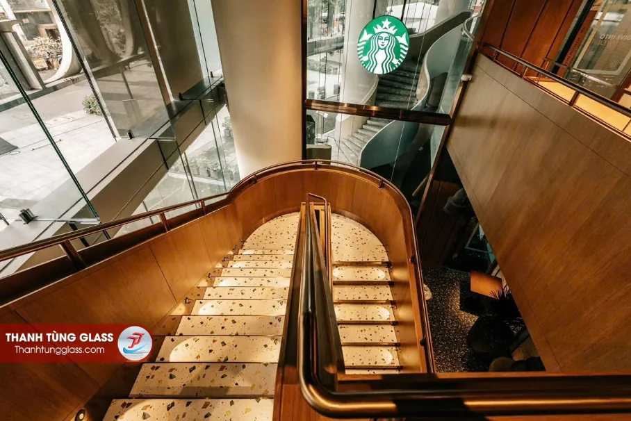 Lan can kính cường lực, Vách kính mặt dựng tại Starbucks Bitexco do Thanh Tùng Glass thi công