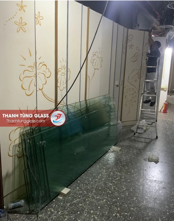 Kính cường lực tập kết tại công trình, Chuẩn bị lắp đặt
