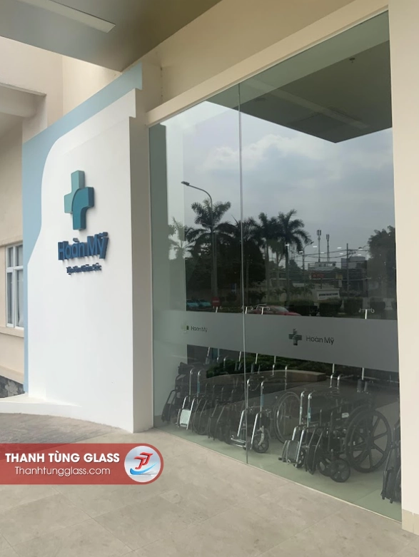 Cửa kính cường lực không khung hoàn thiện tại lối vào Bệnh viện Hoàn Mỹ Thủ Đức