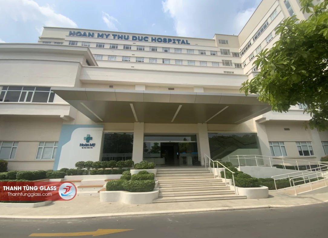 Alt: Toàn cảnh Bệnh viện Hoàn Mỹ Thủ Đức – công trình thi công vách kính cường lực bởi Thanh Tùng Glass