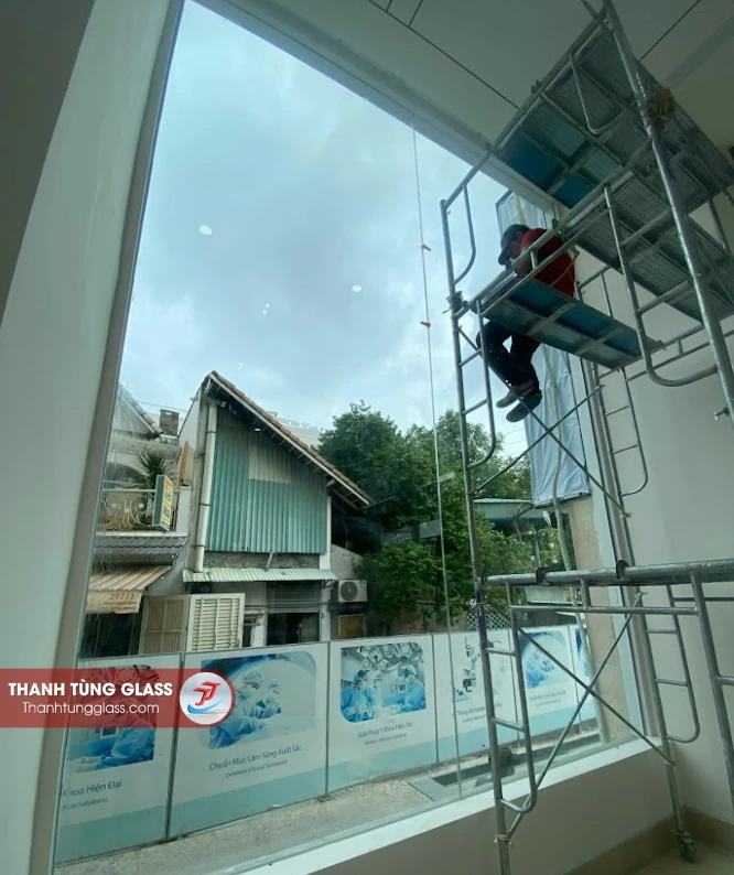 Vách kính cố định cường lực khổ lớn lấy sáng tại Bệnh viện Hoàn Mỹ Thủ Đức