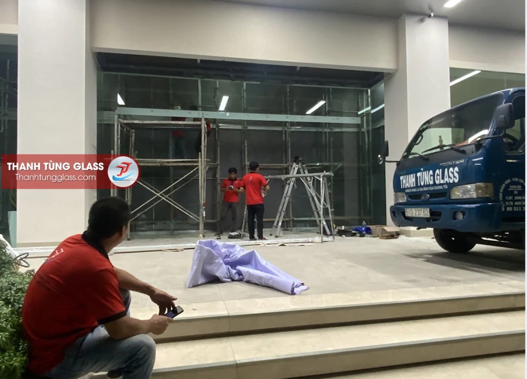 Lắp đặt vách kính cửa chính ban đêm tại Bệnh viện Hoàn Mỹ Thủ Đức