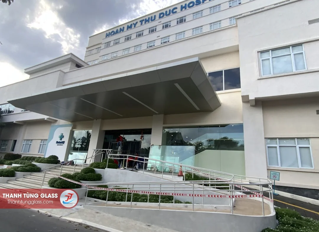Hoàn thiện hệ vách kính sảnh chính Bệnh viện Hoàn Mỹ Thủ Đức
