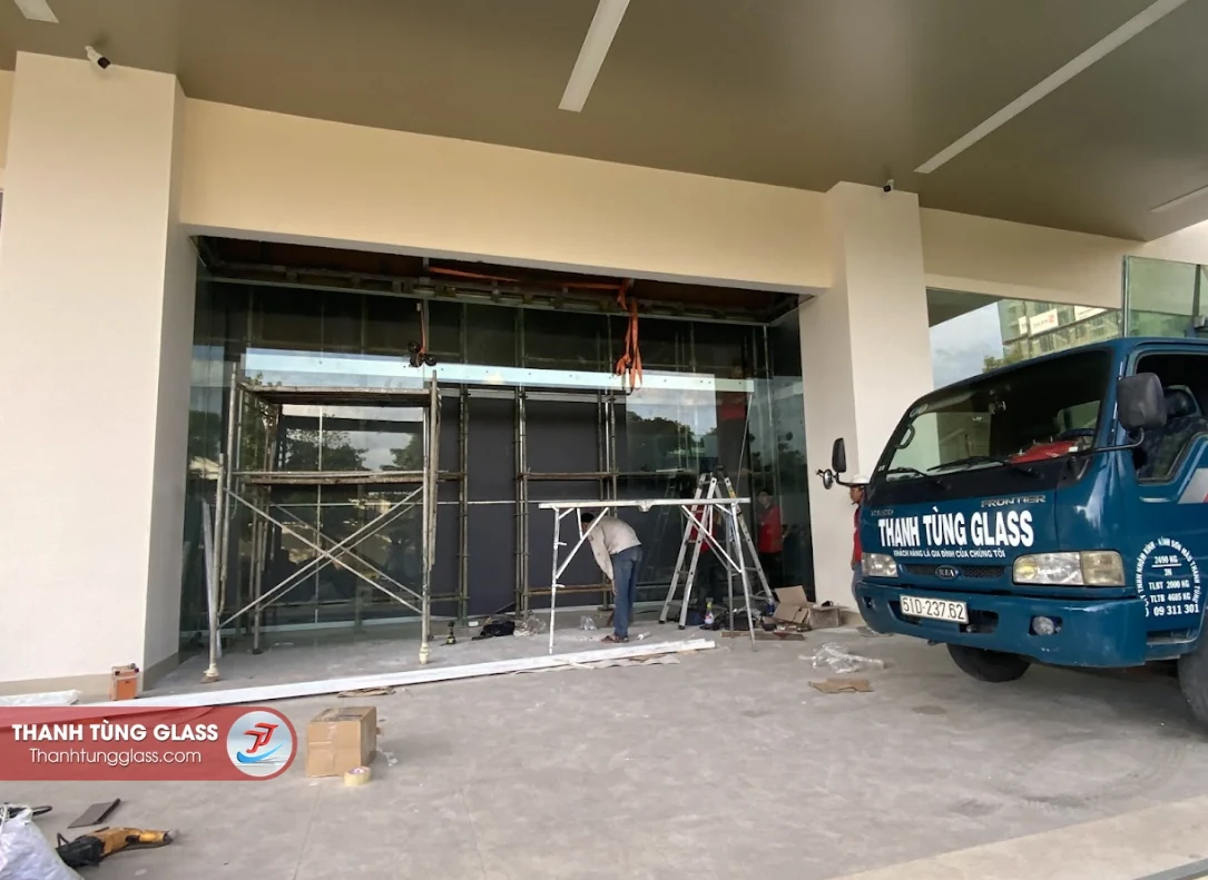 Thi công vách kính cường lực khổ lớn mặt tiền sảnh chính Bệnh viện Hoàn Mỹ Thủ Đức