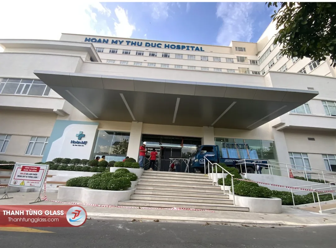  Đội thi công Thanh Tùng Glass tại sảnh chính Bệnh viện Hoàn Mỹ Thủ Đức