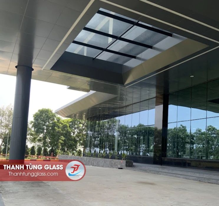 Thi công mặt dựng kính và mái đón sảnh văn phòng C.P. Group
