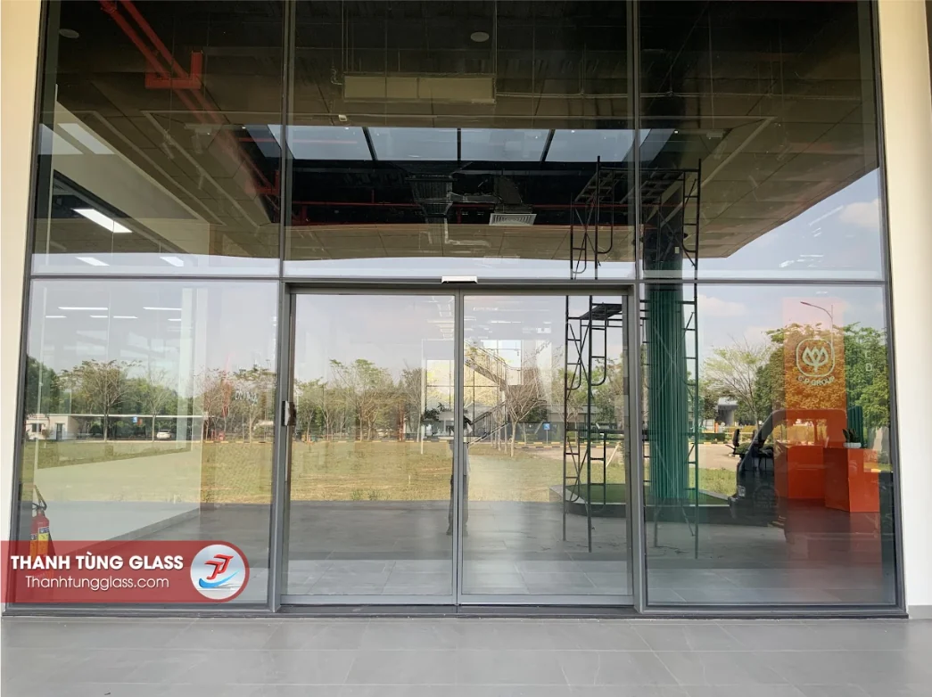  Cận cảnh hệ mặt dựng nhôm kính màu phản quang công trình C.P. Group