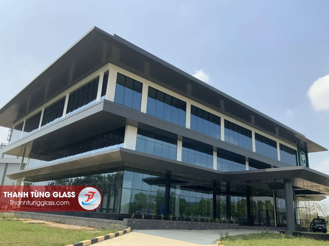 Toàn cảnh tòa nhà văn phòng C.P. Group với mặt dựng nhôm kính do Thanh Tùng Glass thi công