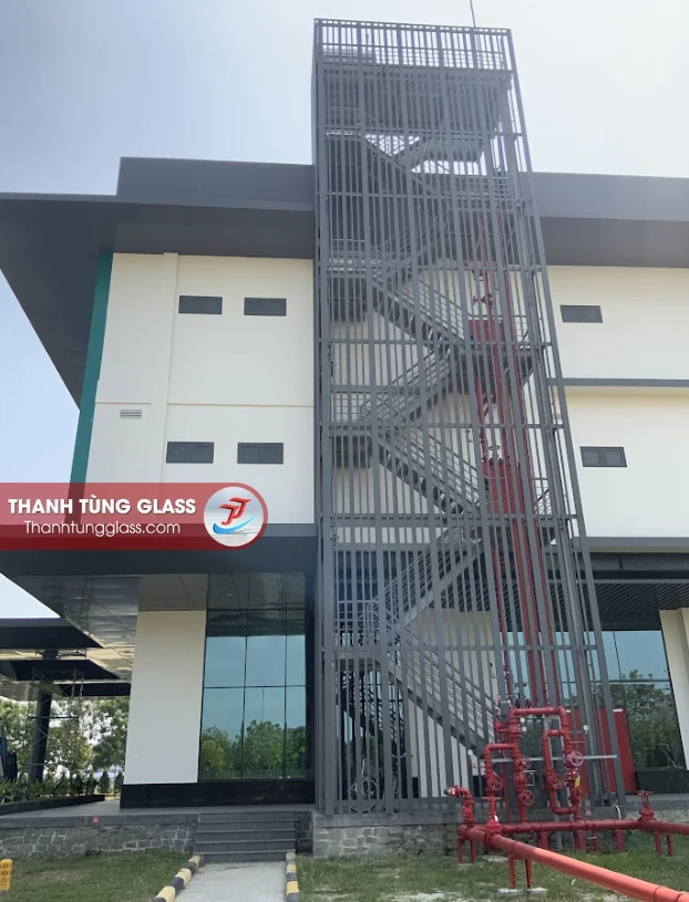 Mặt dựng nhôm kính và lan can kính góc tòa nhà C.P. Group
