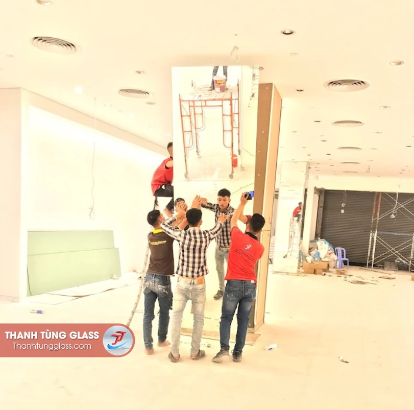 Thi công lắp đặt kính thuỷ
