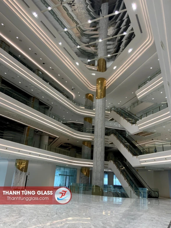 Lan can kính cường lực khu thông tầng atrium dự án Sala Thủ Thiêm
