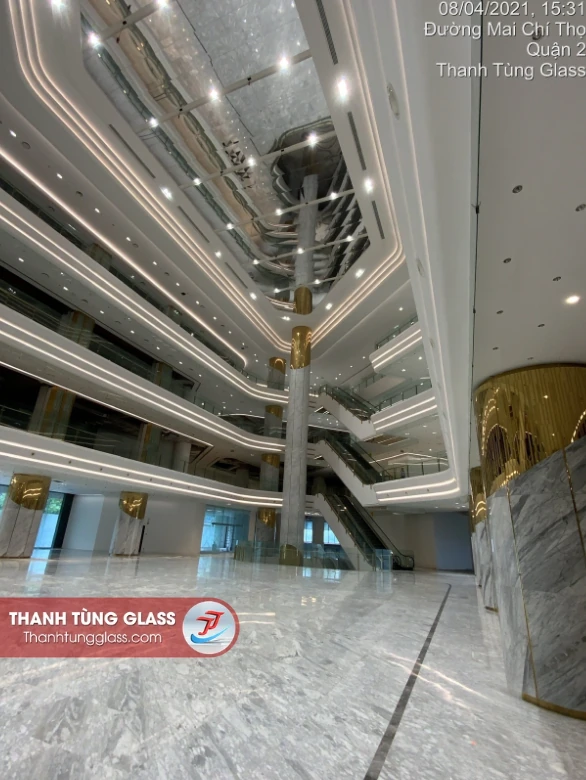 Hệ lan can kính trong suốt nhìn từ tầng trệt lên các tầng trên
