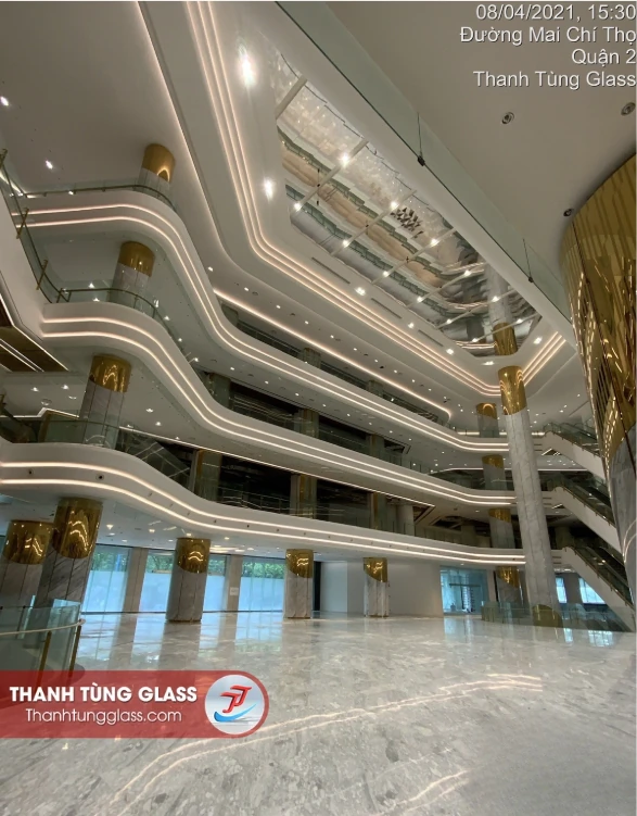 Toàn cảnh không gian thông tầng với hệ lan can kính cường lực