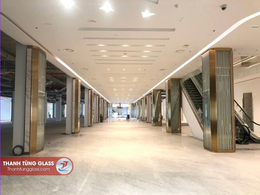 Kính trang trí ốp cột viền inox mạ vàng khu vực thương mại