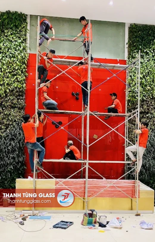 Thi công ốp tường kính màu đỏ khổ lớn tại công trình Điện Quang