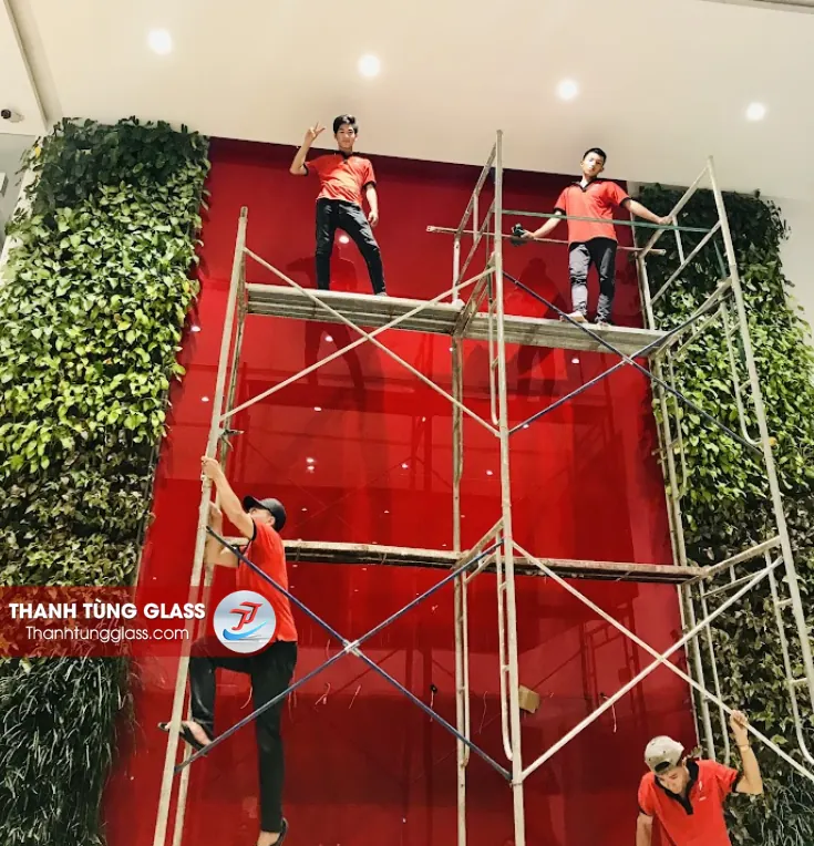 Thi công kính ốp tường cho công ty Điện Quang khu công nghệ cao