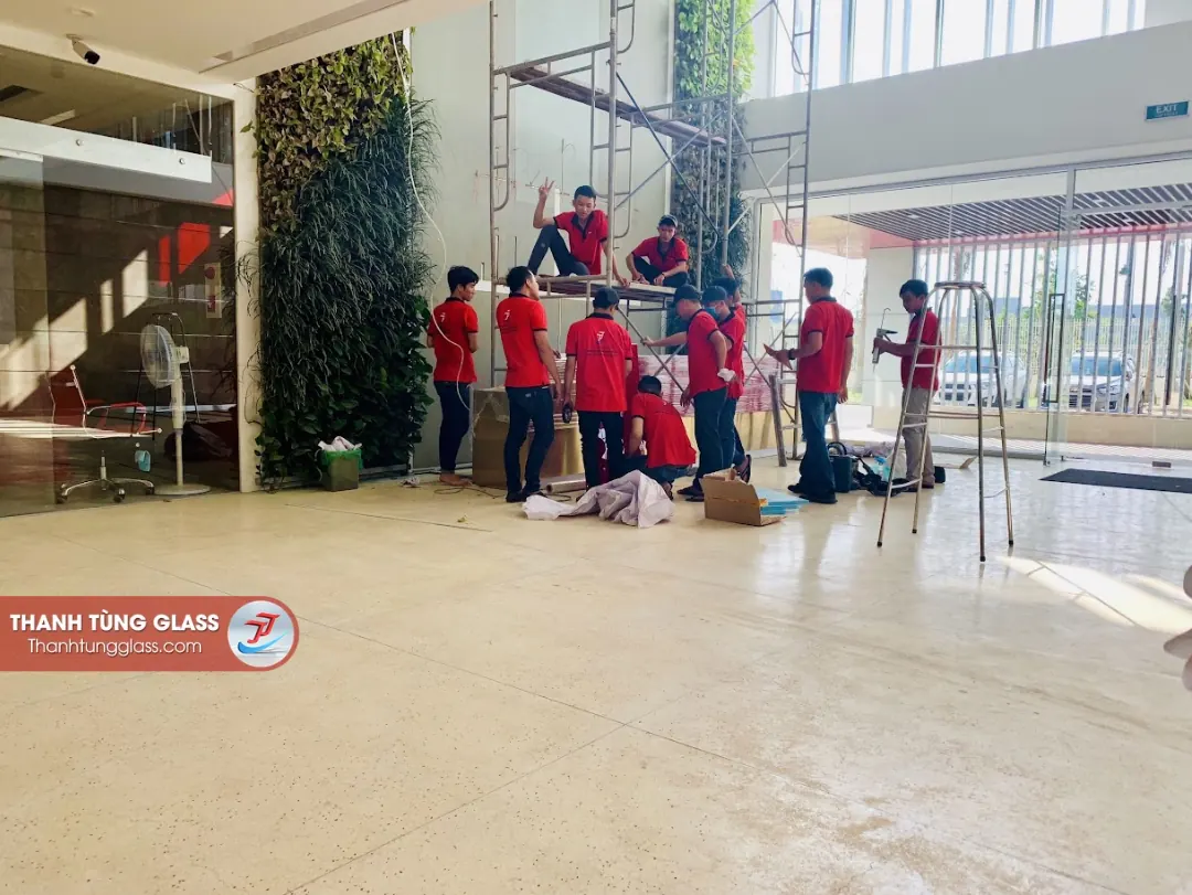 Kính sơn ốp tường sảnh chính Điện Quang khu công nghệ cao