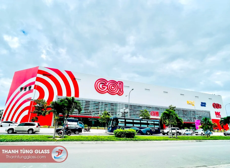 Dải mặt dựng kính và cửa sảnh chính mặt tiền GO! Nha Trang