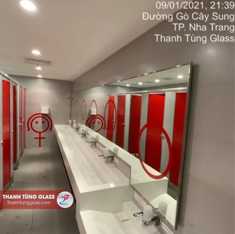 Kính thủy (gương soi) khổ lớn viền inox, khu vệ sinh GO! Nha Trang