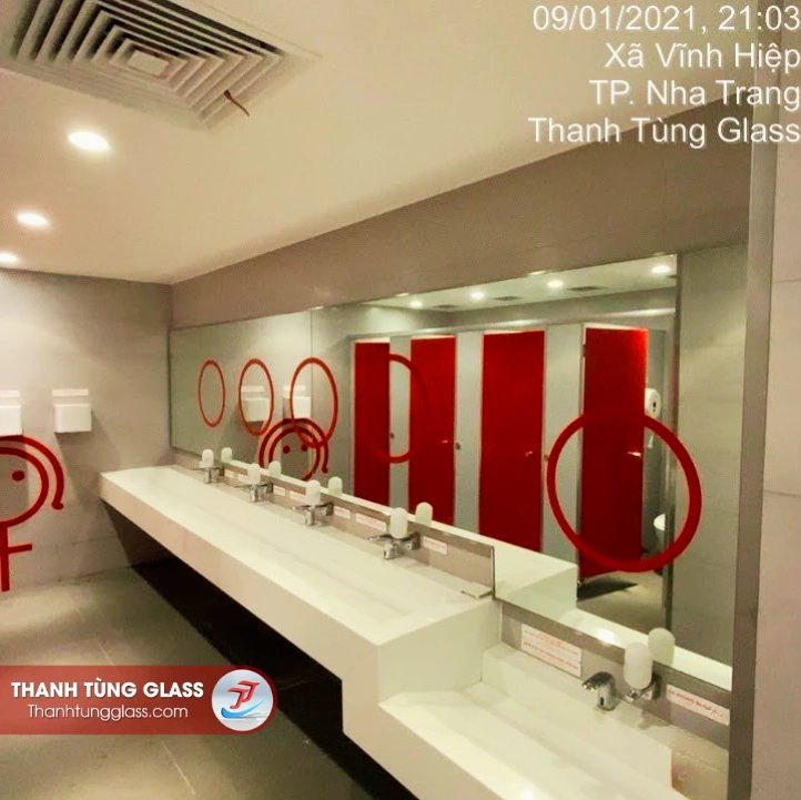 Gương soi kính thủy ốp tường trên dãy lavabo