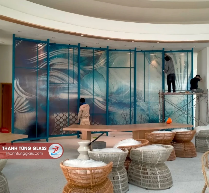 Thi công lắp đặt kính đúc in hoa văn tại Dốc Lết nha trang