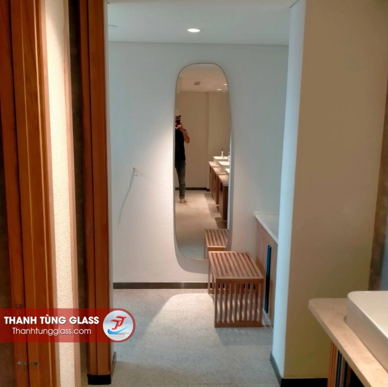 Gương soi đứng nghệ thuật khu vệ sinh resort Dốc Lết