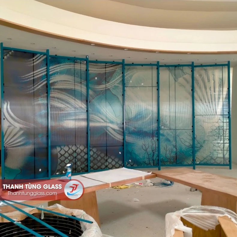 Vách kính đúc hoa văn do Thanh Tùng Glass thii công