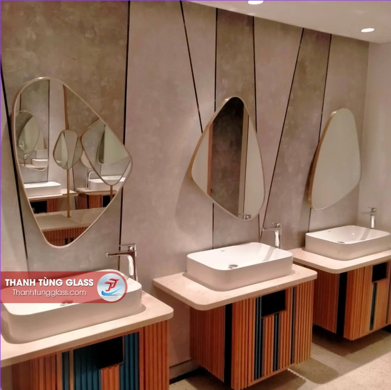 Gương soi nghệ thuật viền gỗ khu vệ sinh resort Dốc Lết