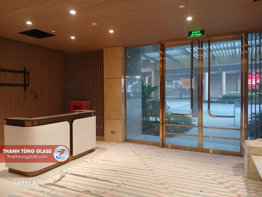Sảnh lễ tân Resort Hoiana với hệ cửa kính cường lực khung nhôm Slim màu vàng champagne do Thanh Tùng Glass thi công