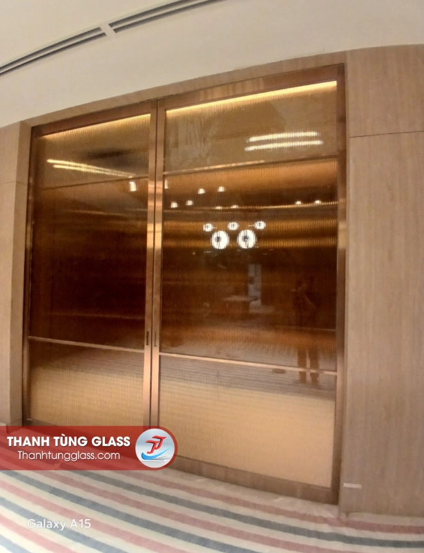 Cửa nhôm và kính sọc