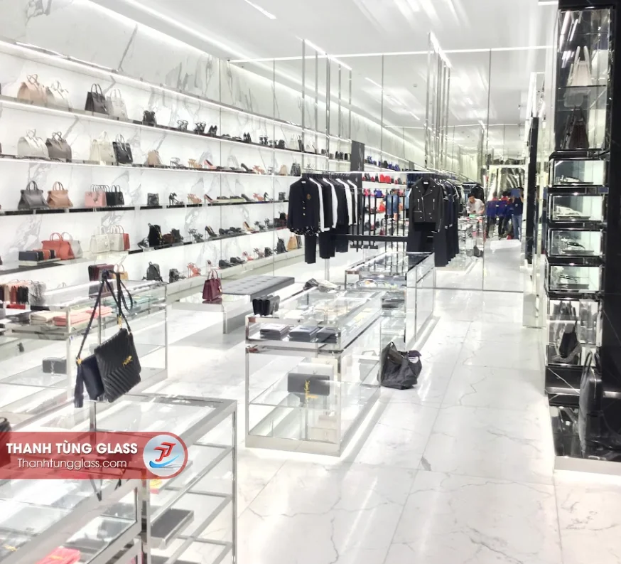 Nội thất shop thời trang cao cấp Saigon Centre với tủ kính trưng bày và ốp gương do Thanh Tùng Glass thi công