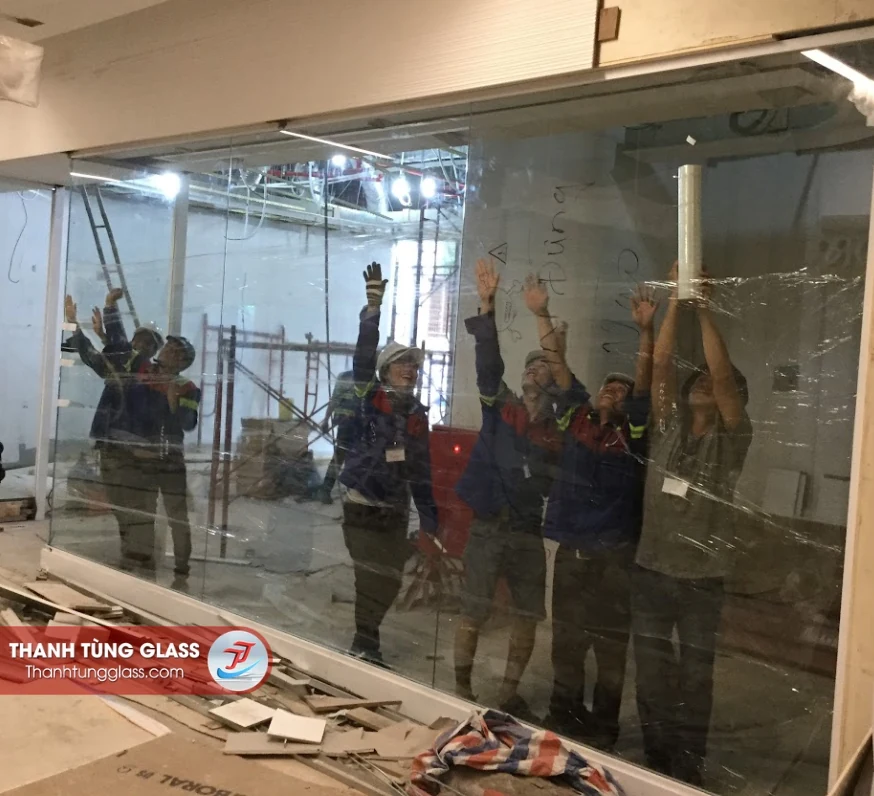 Thanh Tùng Glass thi công lắp rắp mặt tiền shop 