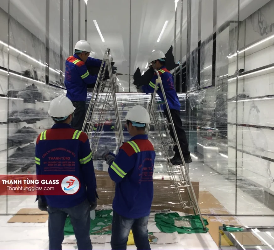  Lắp ốp gương khổ lớn trang trí shop thời trang Saigon Centre