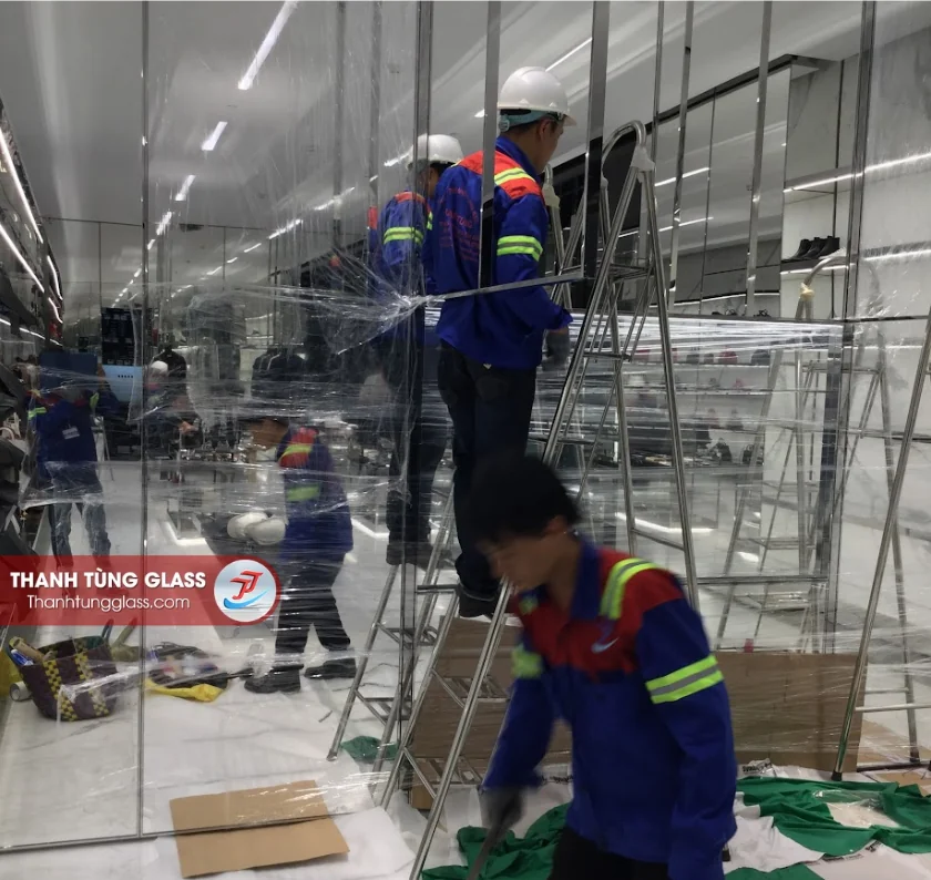 Khu trưng bày túi xách – giày với kệ kính và ốp gương tại shop Saigon Centre