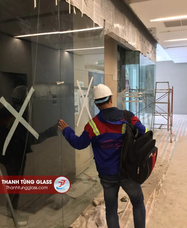 Thi công vách kính cường lực mặt tiền shop trong Saigon Centre