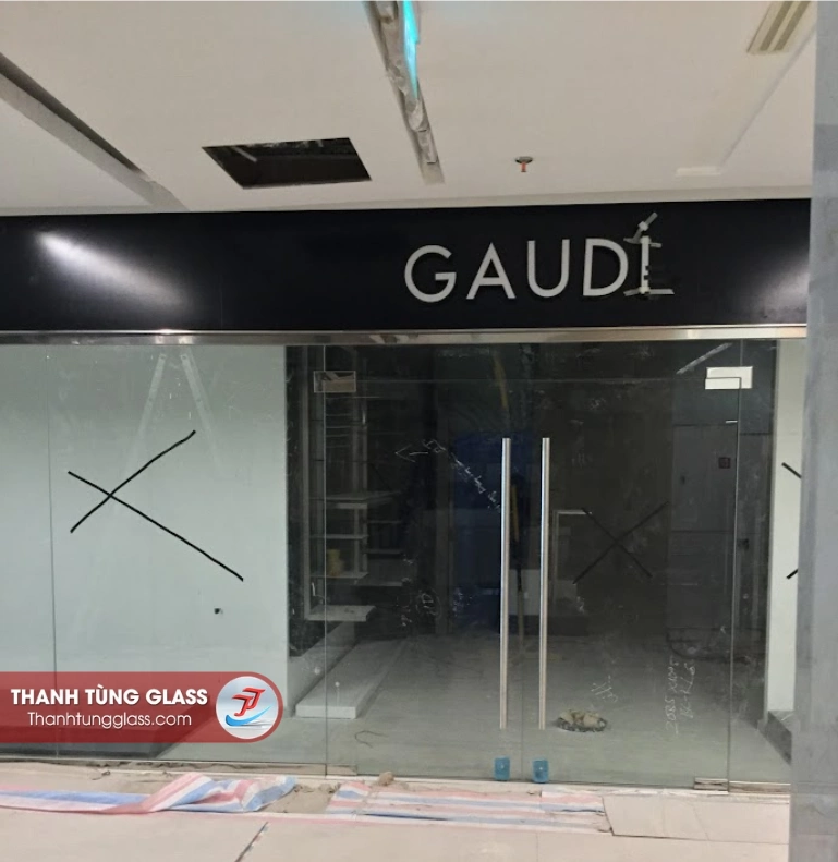 Mặt tiền shop GAUDI kính cường lực không khung tại Saigon Centre