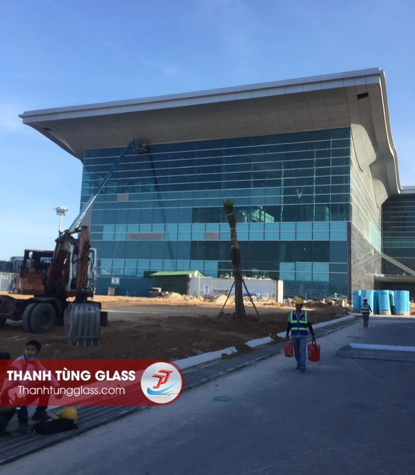 Mặt dựng kính khổ lớn nhà ga sân bay quốc tế Cam Ranh