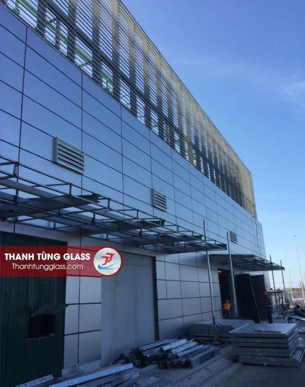 Mái che mặt ngoài nhà ga Cam Ranh